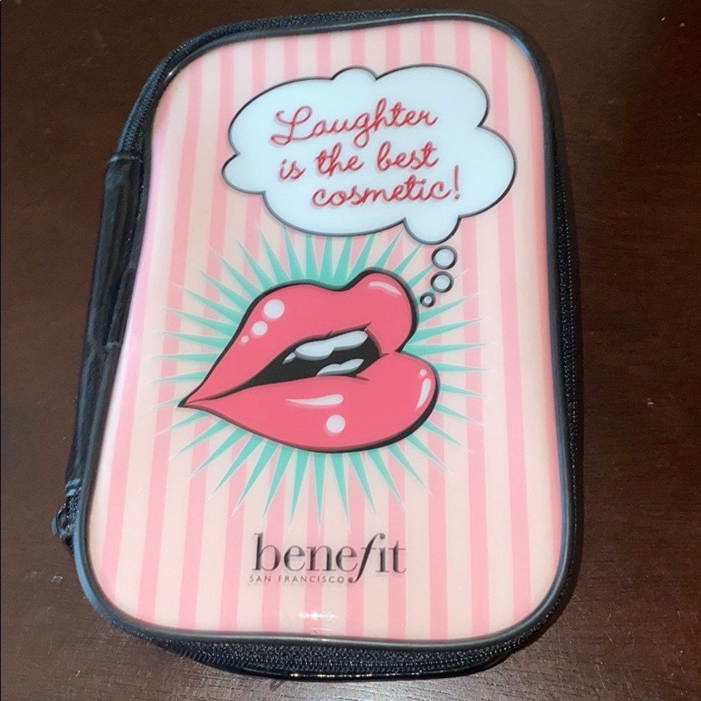Laughter is the best cosmetic beauty bag!👄